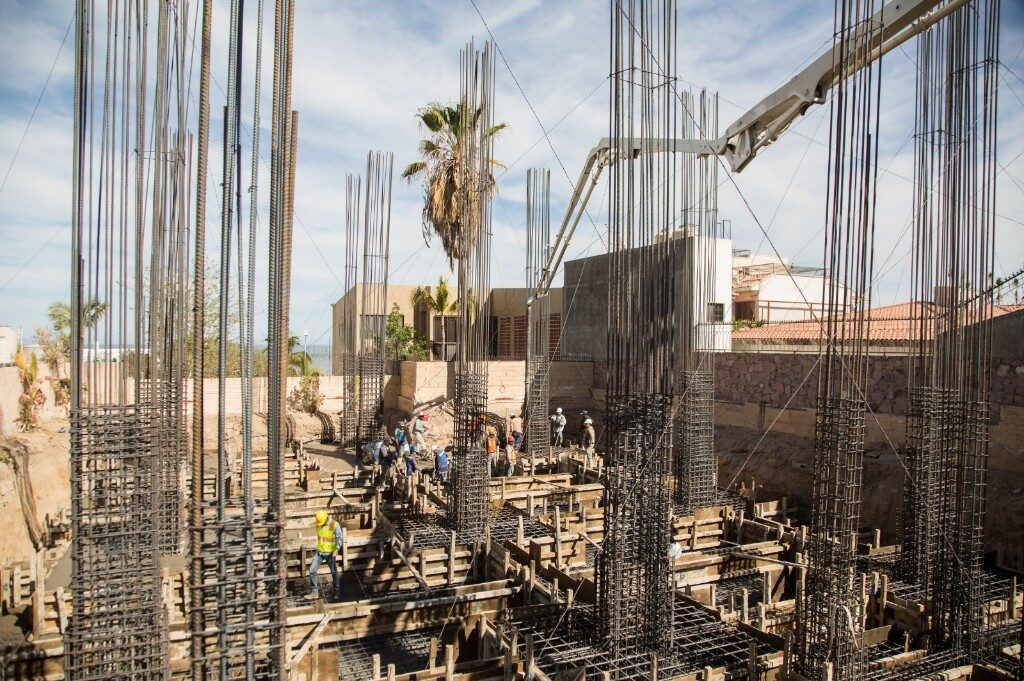 Obra en proceso: armado de columnas y colado en sitio