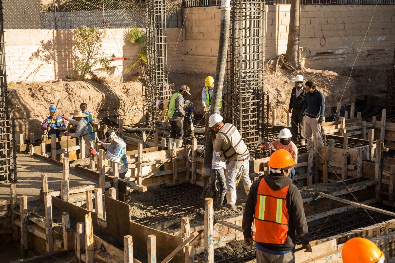 Obra en proceso: cimbras, armado y equipo de construcción en sitio
